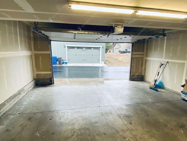 Building Photo - Dual-Level 3 BR - 2.5 BA Haven in Central Bend