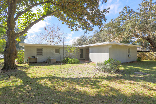 Building Photo - 2/2 with bonus room, beautiful lake views!...