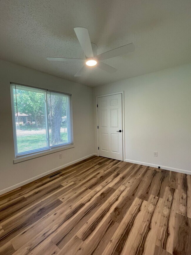 Building Photo - Great Location 3 bedroom 1 bath 1car garage