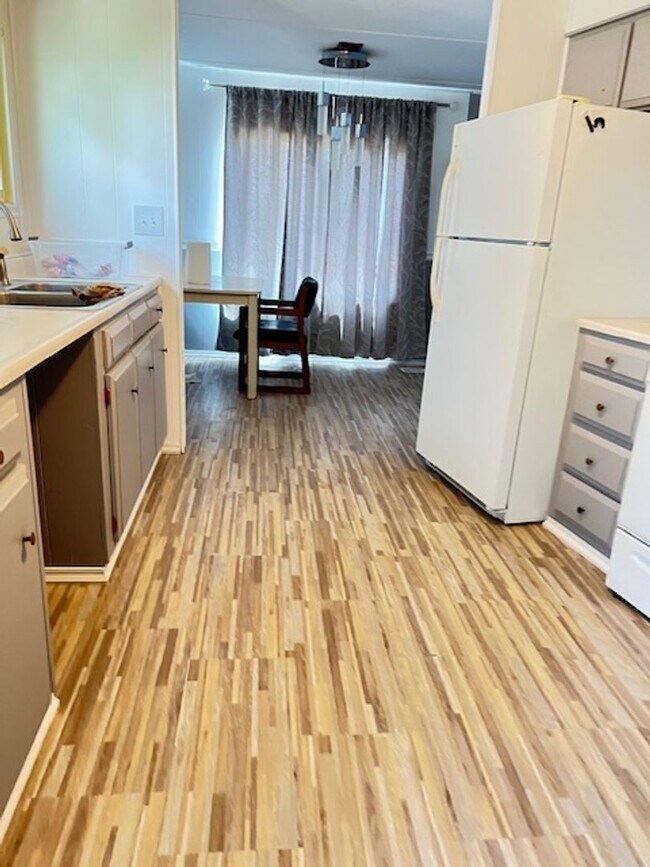 Building Photo - 4 Bedroom, 2 Bathroom Trailer House For Rent In Burley, ID