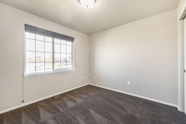 Building Photo - ***WINTER SPECIAL $2695.00 a Month *** 5 b...