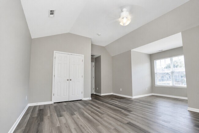 Building Photo - 10132 Montrose Dr
