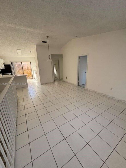 Building Photo - 613 NE 5th St