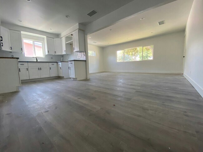 Building Photo - 150 N Roberto Ave