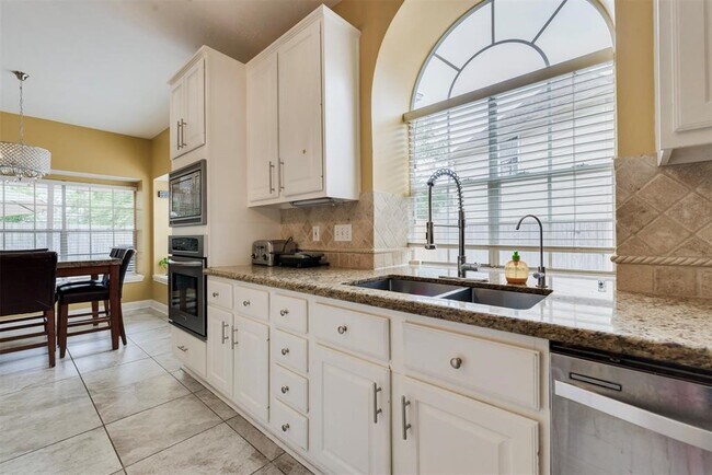 Building Photo - 14103 Heatherhill Pl