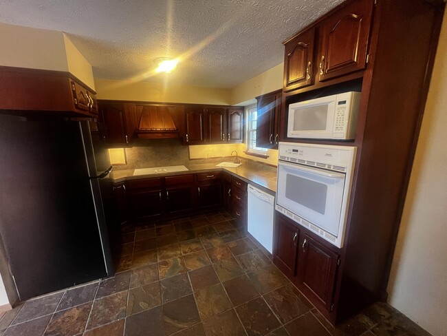 Building Photo - 230 S Circlecrest Dr