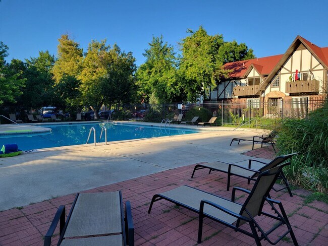 Building Photo - Nicely Updated One Bedroom Condo Available...