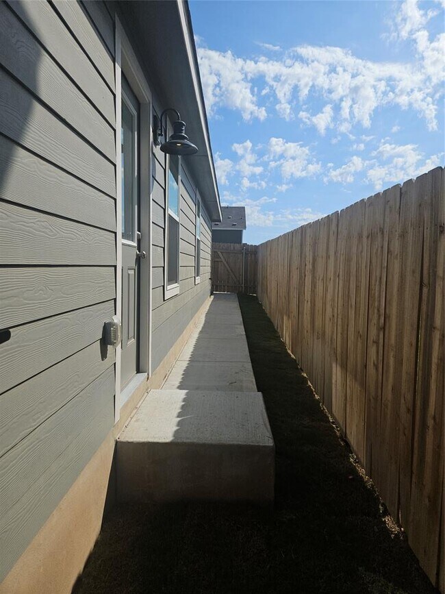 Building Photo - 236 Sambre St