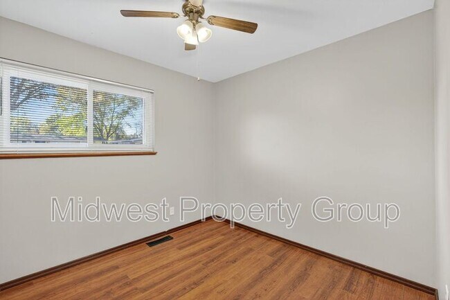 Building Photo - 535 Bardot Dr