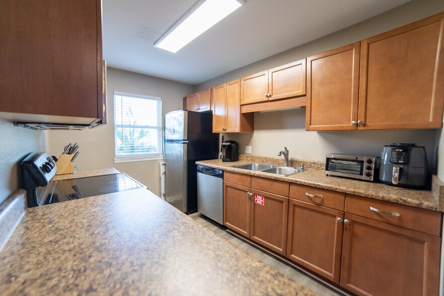 Building Photo - 6300 Pinetree Ave