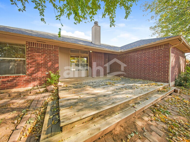 Building Photo - 17313 Valley Crst