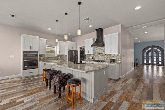 Building Photo - 618 N Shore Dr