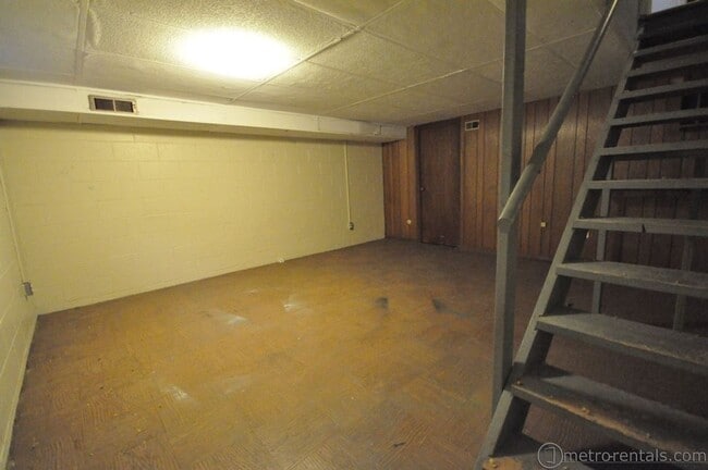 Building Photo - 4873-4873 Moreland Dr