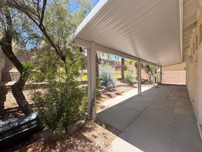 Building Photo - Charming single-story house with 3 beds and 2 baths
