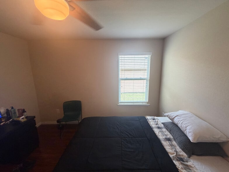 Building Photo - Room in House on Bettylou Ln