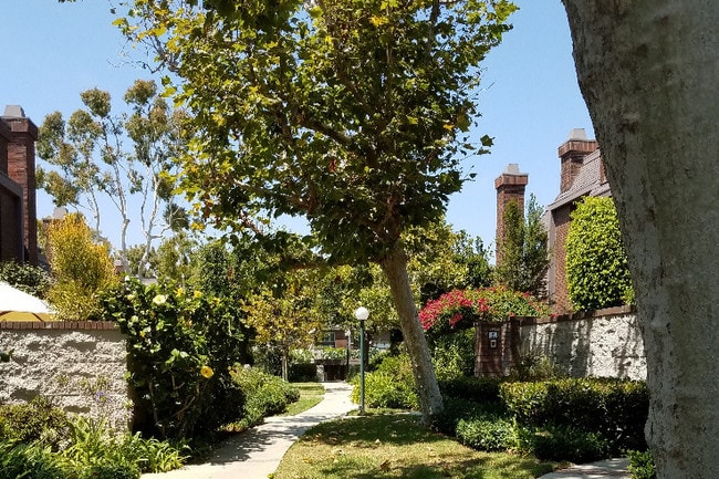 Resort-like complex - 4541 Alla Rd