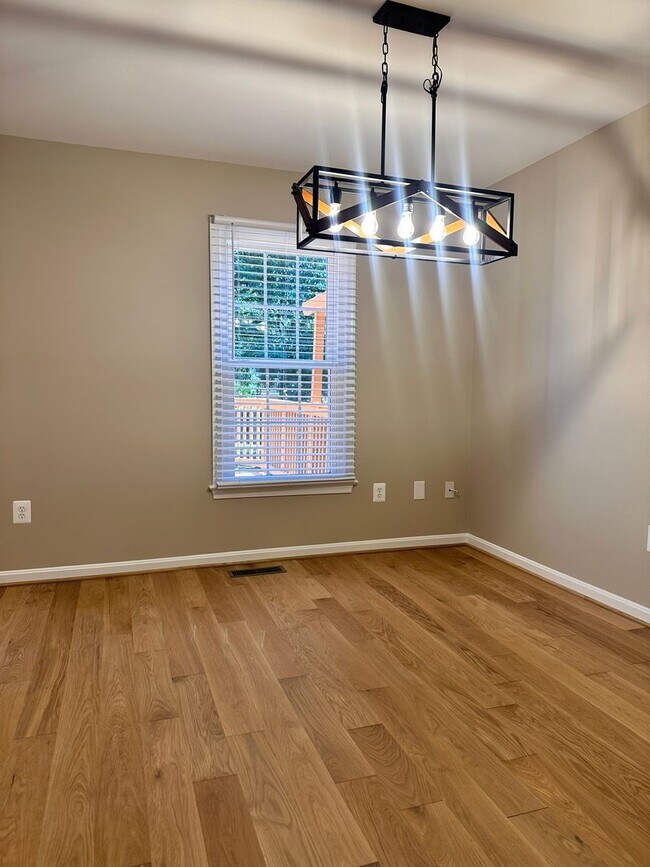 Building Photo - Renovated Kingstowne Townhouse | 3 Beds, 2...