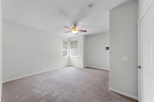 Building Photo - 4829 Bayview Dr