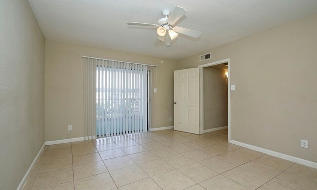 Building Photo - 2822 S Bartell Dr