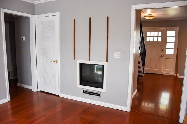 Building Photo - Large Home in North Orange