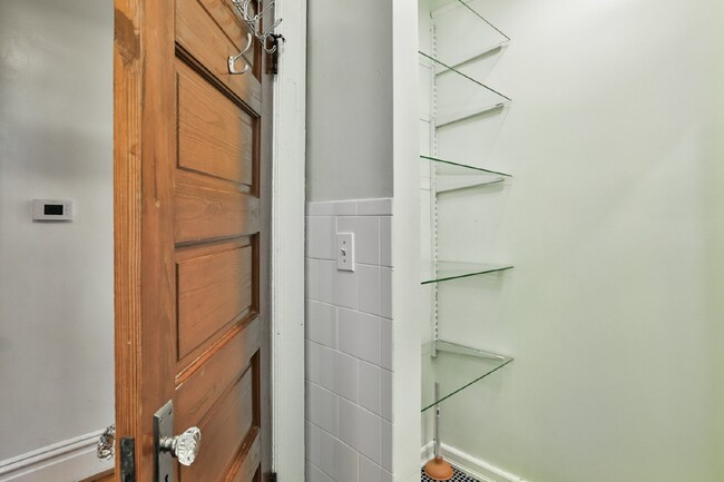 Building Photo - Charming 3-Bed Unit Near The Grove with Mo...