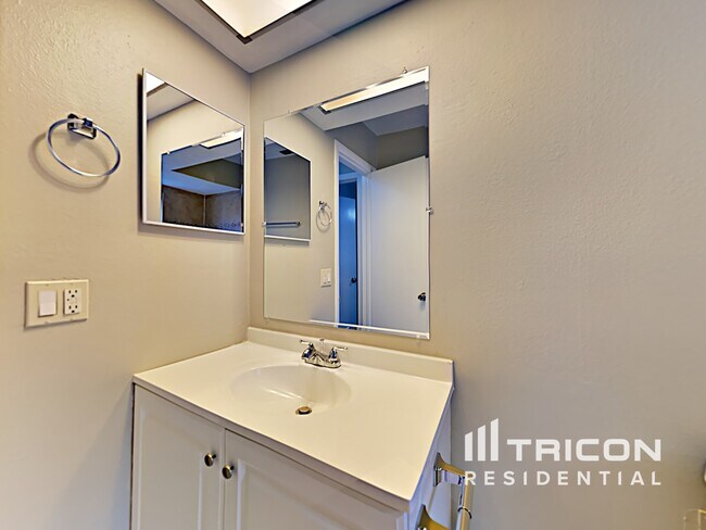 Building Photo - 202 Valley Dr