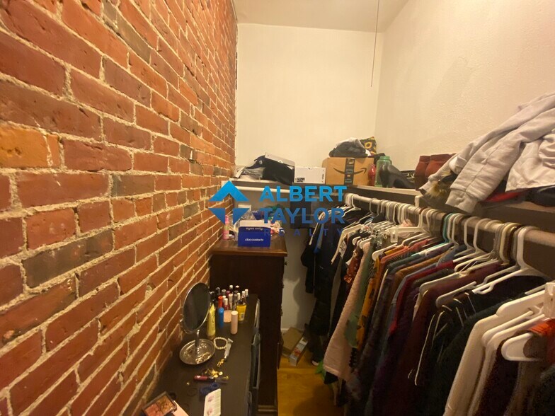 Building Photo - 24 Isabella St