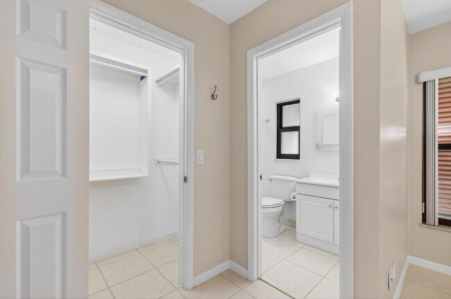 Building Photo - 3939 NE 5th Ave