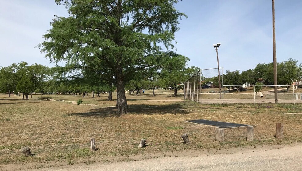 Building Photo - 2018 Woodlawn Dr
