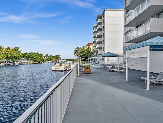 Building Photo - 10000 W Bay Harbor Dr