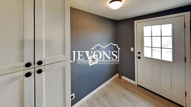 Building Photo - Charming 3-bedroom home in a peaceful sett...