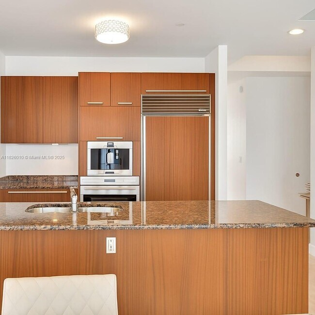Building Photo - 15811 Collins Ave
