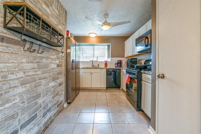 Building Photo - 2630 Hollymist Dr