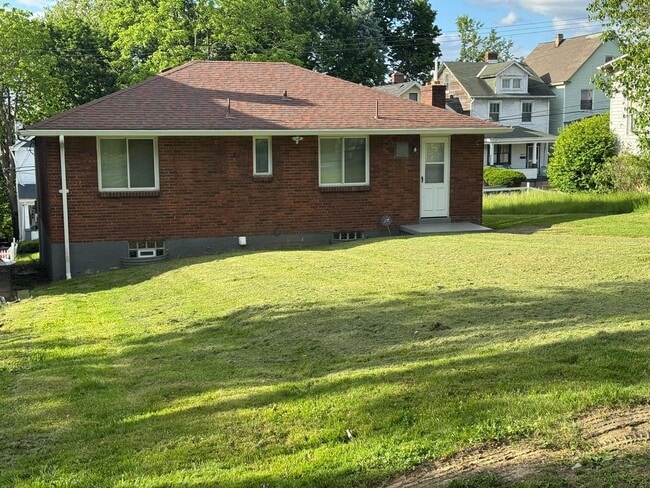 Building Photo - Updated 2-Bedroom 1-Bath Ranch House, GORG...