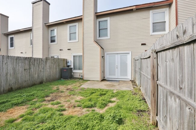 Building Photo - Beautifully Updated Townhome In Ocean Lake...