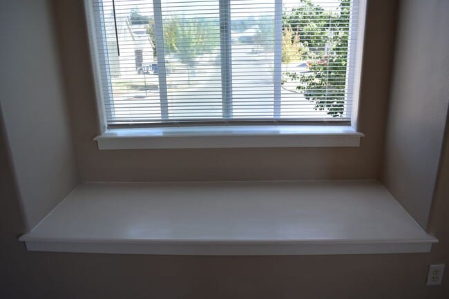 Building Photo - Large 4 bedroom two story home located on a dead end st.