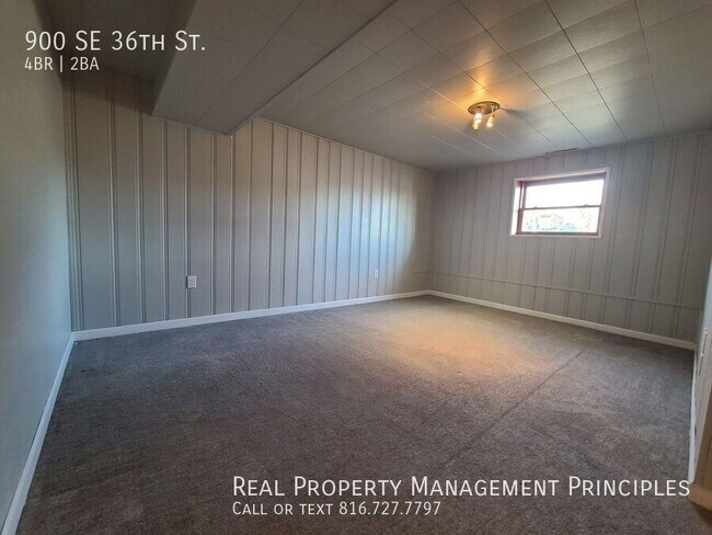 Building Photo - 900 SE 36th St