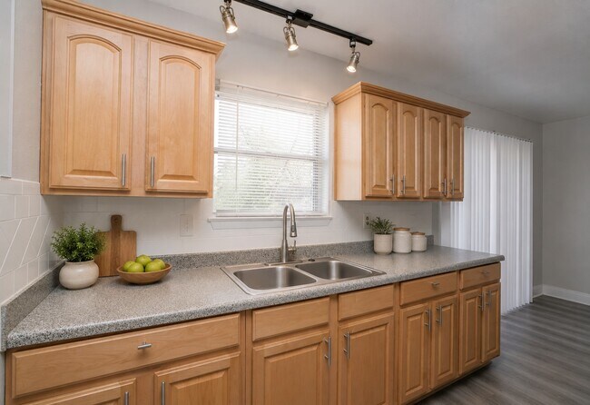 Building Photo - 9834 Denning Dr