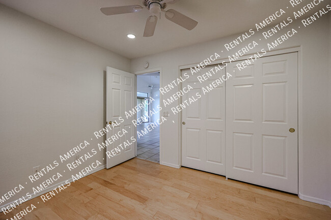 Building Photo - 10844 W Palm Ln