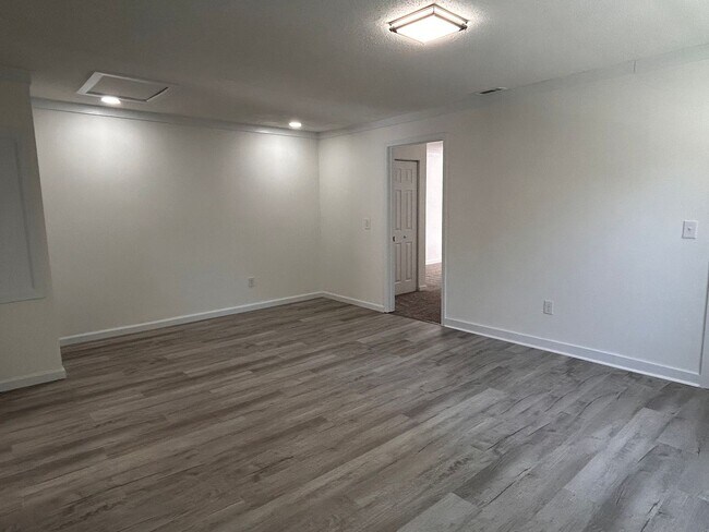 Building Photo - 308 W Kivett St
