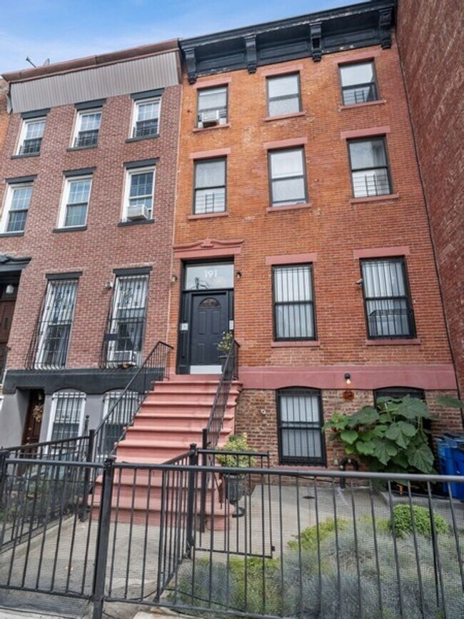Building Photo - 191 Putnam Ave