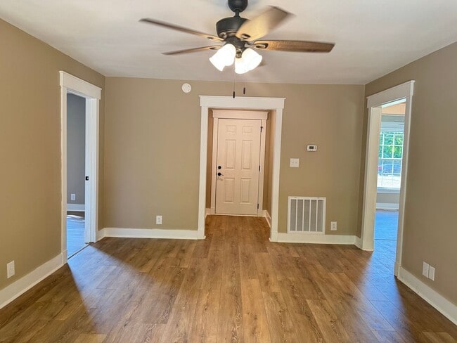 Building Photo - Great Location! 3Bd/2Ba Remodeled Home on ...