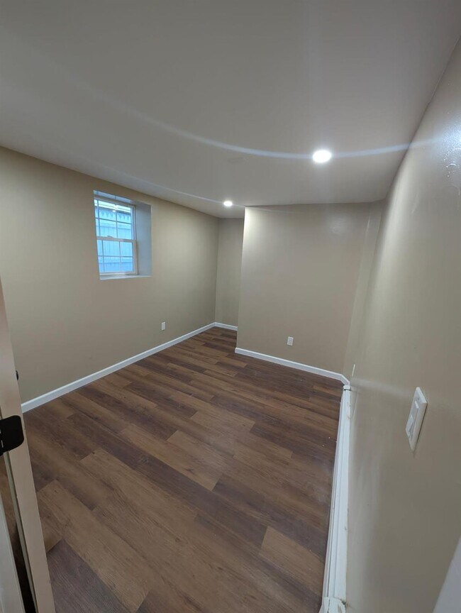 Building Photo - 145 Lewis Ln