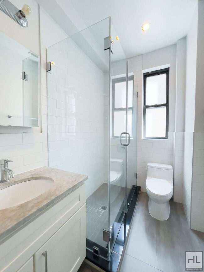 Building Photo - Renovated Spacious 1-Bed 1-Bath / West Cro...