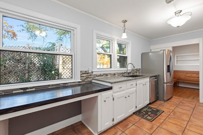 Building Photo - 22 E Hawthorne St