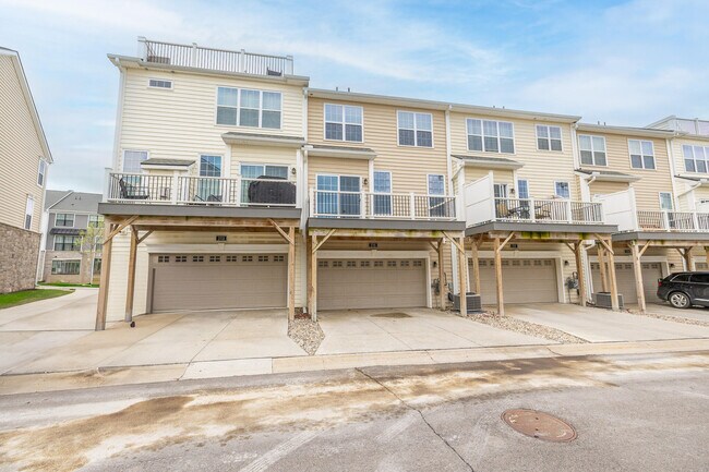Building Photo - 2715 S Spurway Dr