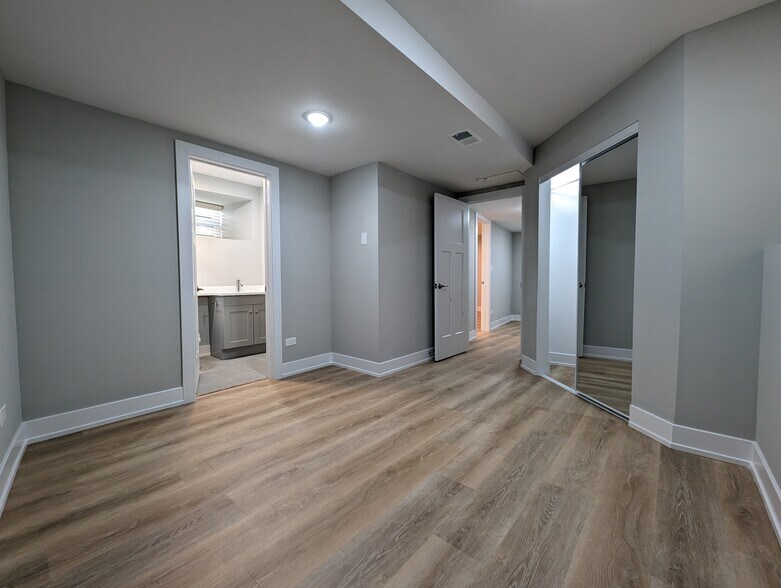 Building Photo - 423 W Belden Ave