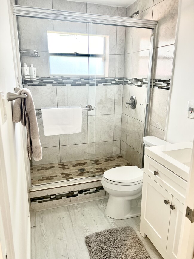 2nd bathroom w/tile shower - 201 Columbus Pky