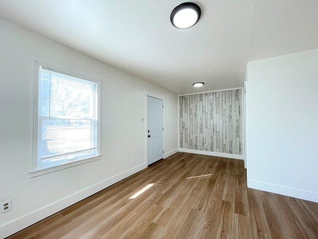 Building Photo - Remodeled One Bedroom Duplex