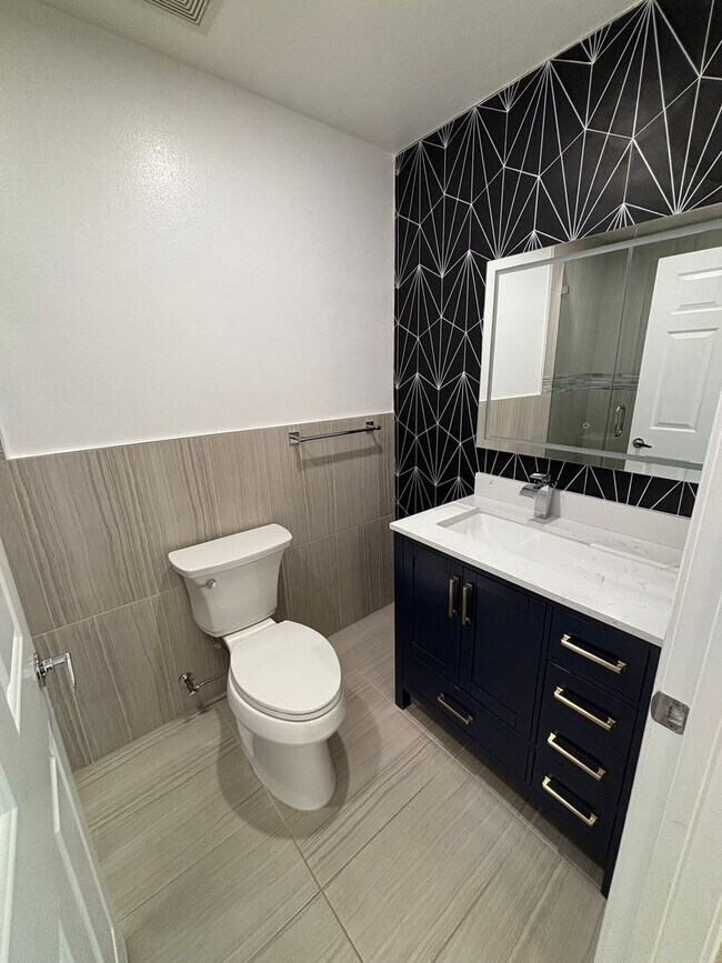 Building Photo - Remodeled 3 Bed 3 Bath Townhome for Rent in Glendale, CA